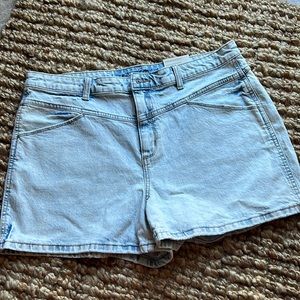 Universal Thread HighRise Midi Shorts Size 16
33 W X 4" inseam Acid washed color